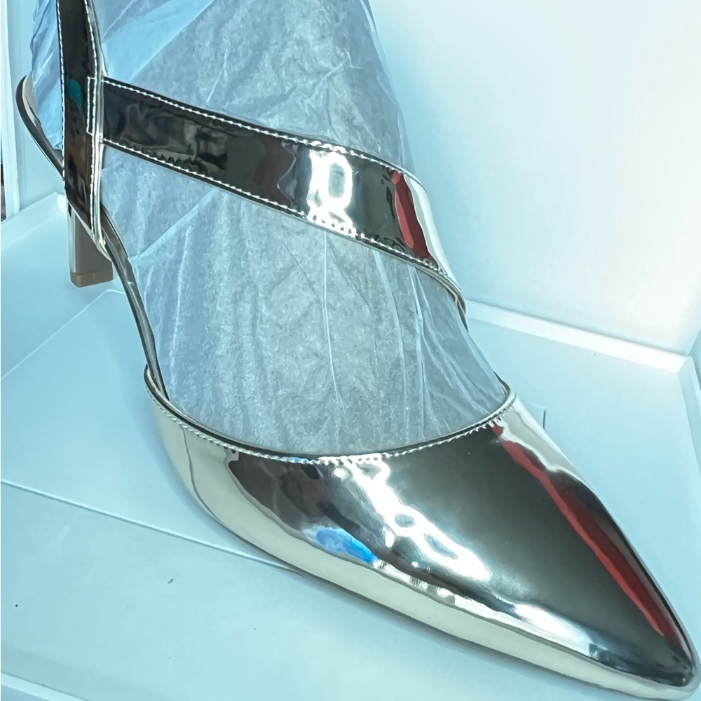 Easy Spirit Gold Heels with Sleek Design